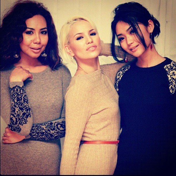 Киви хамтлагийнхан тайзнаас хөөгдөж буужээ